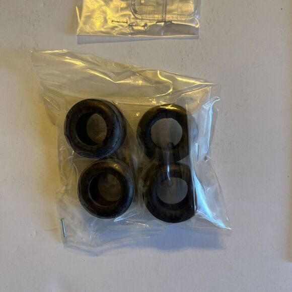 Red Bull Racing Renault RB6 F1 Racing Tamiya 1/20 Model Sebastian Vettel - Picture 14 of 16